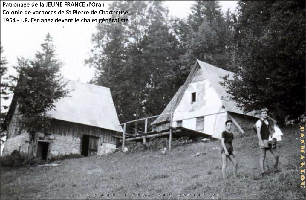COLO JEUNE FRANCE 1954 JP. Esclapez devant le chalet generaliste.jpg